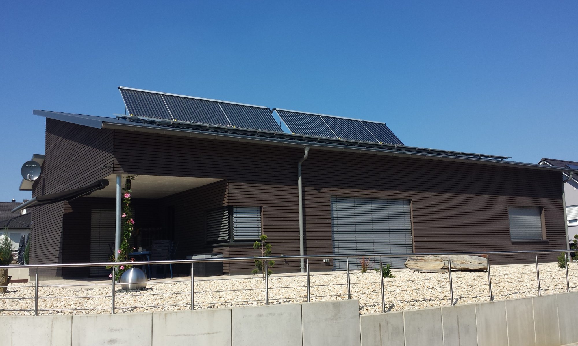 Solarthermieanlage auf einem Pultdach aufgeständert